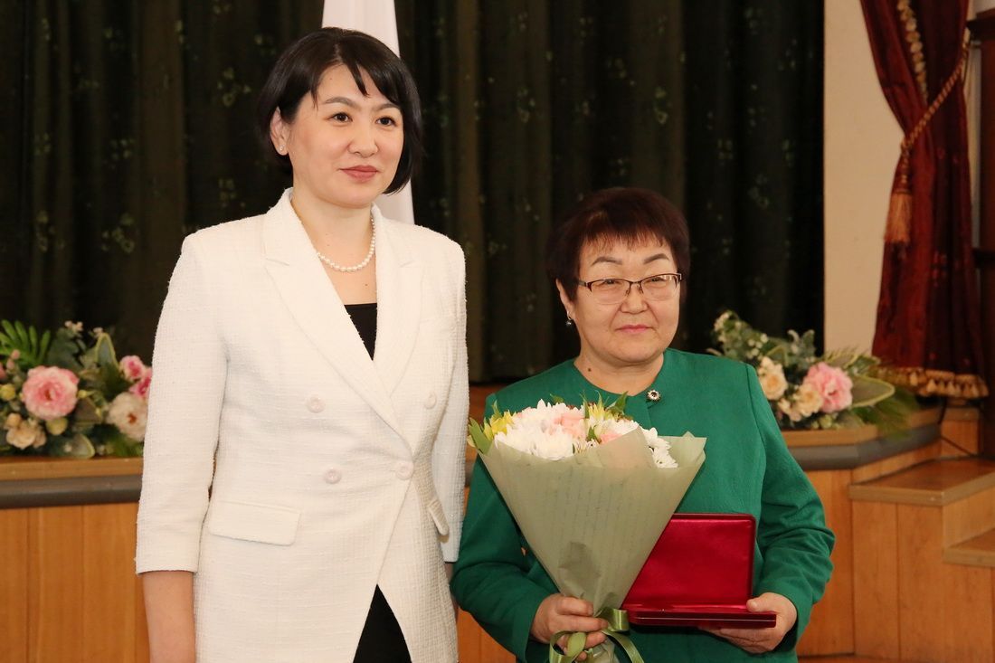 Директору литературно-издательского дома «Алтын-Туу» вручили государственную награду