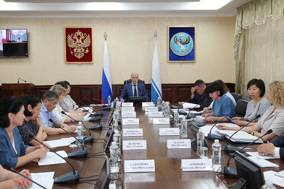 Глава Республики Алтай провел заседание совета по алтайскому языку