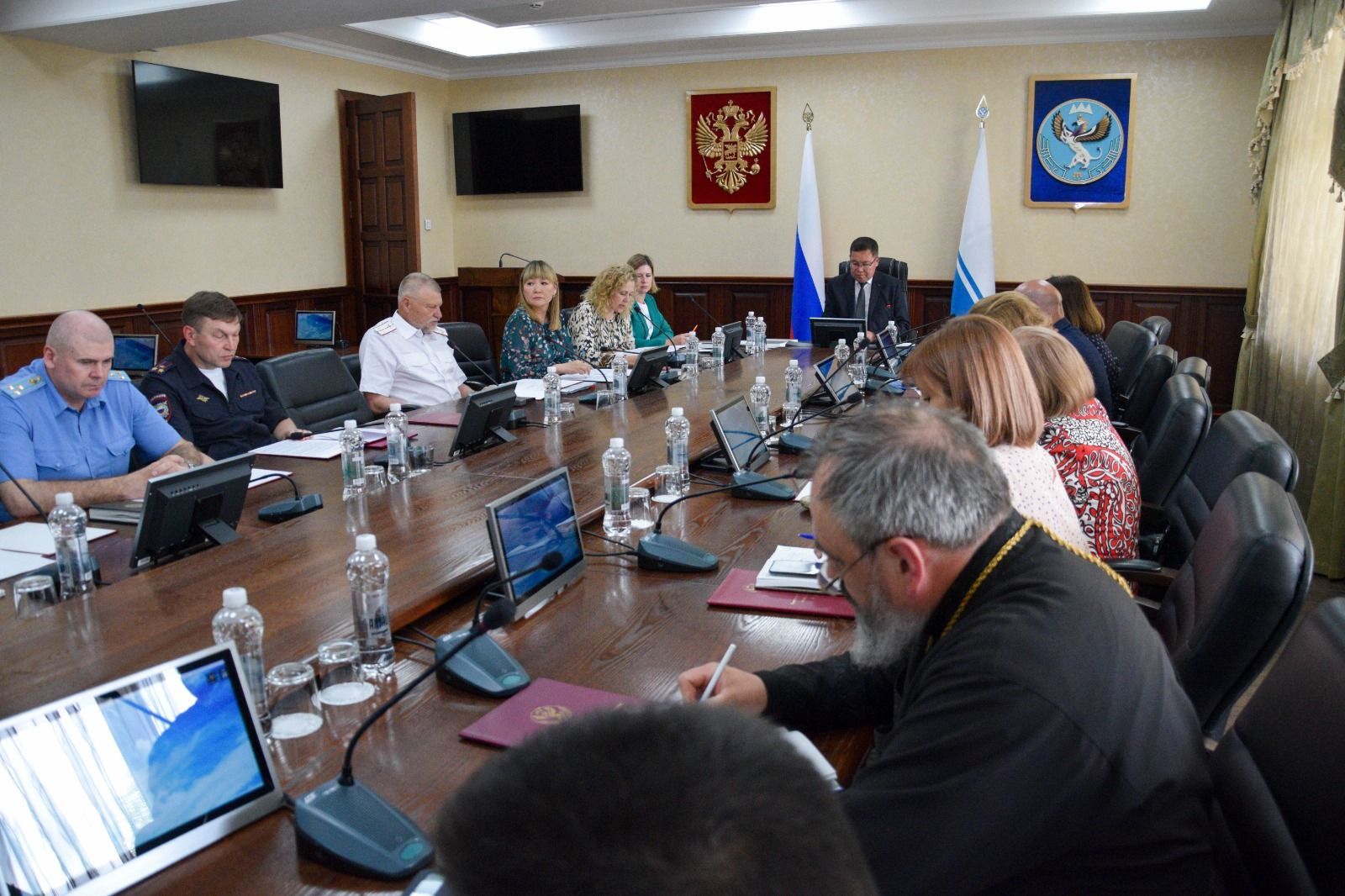 В Правительстве Республики Алтай состоялось заседание Комиссии по делам казачества