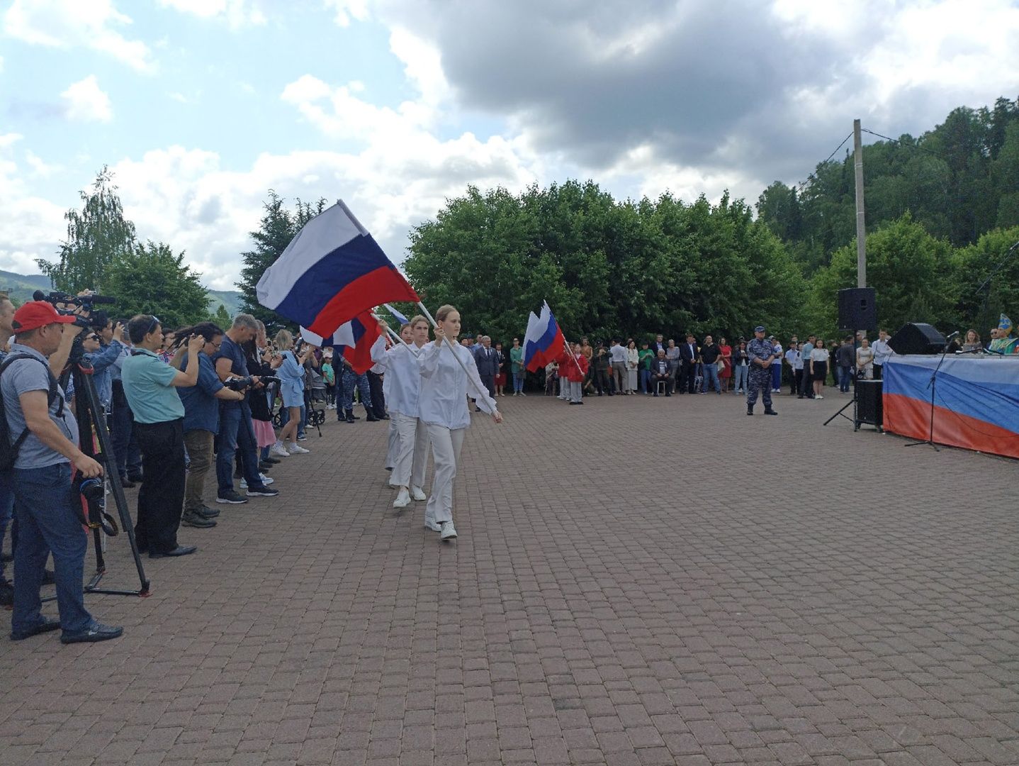 Уважаемые жители Республики Алтай, поздравляем Вас с Днём России!