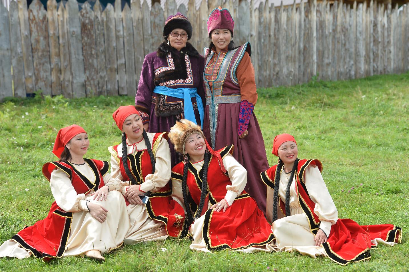 Алтайский коренной народ. Кумандинцы Алтая национальный костюм. Теленгиты народ Алтая. Телеуты национальный костюм теленгиты. Народы Алтая Тубалары.