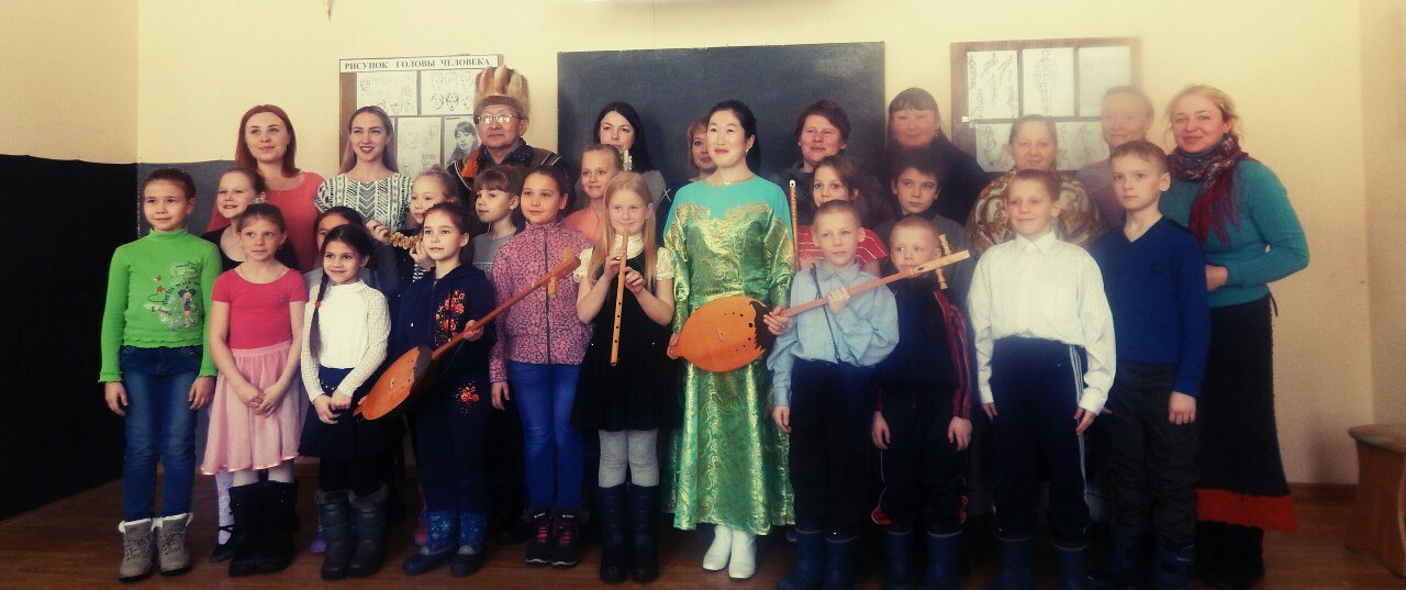 Мастер-класс по горловому пению и игре на алтайских музыкальных инструментах провели в Турочаке