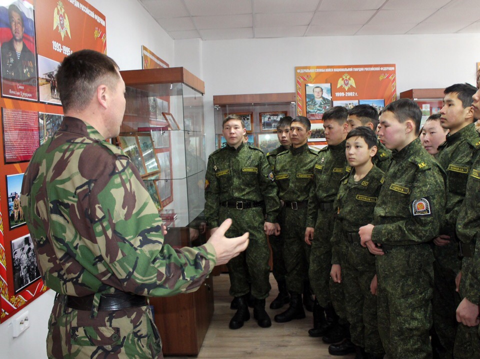 Сотрудники ОМОН Управления Росгвардии по Республике Алтай провели встречу с казачьими кадетами